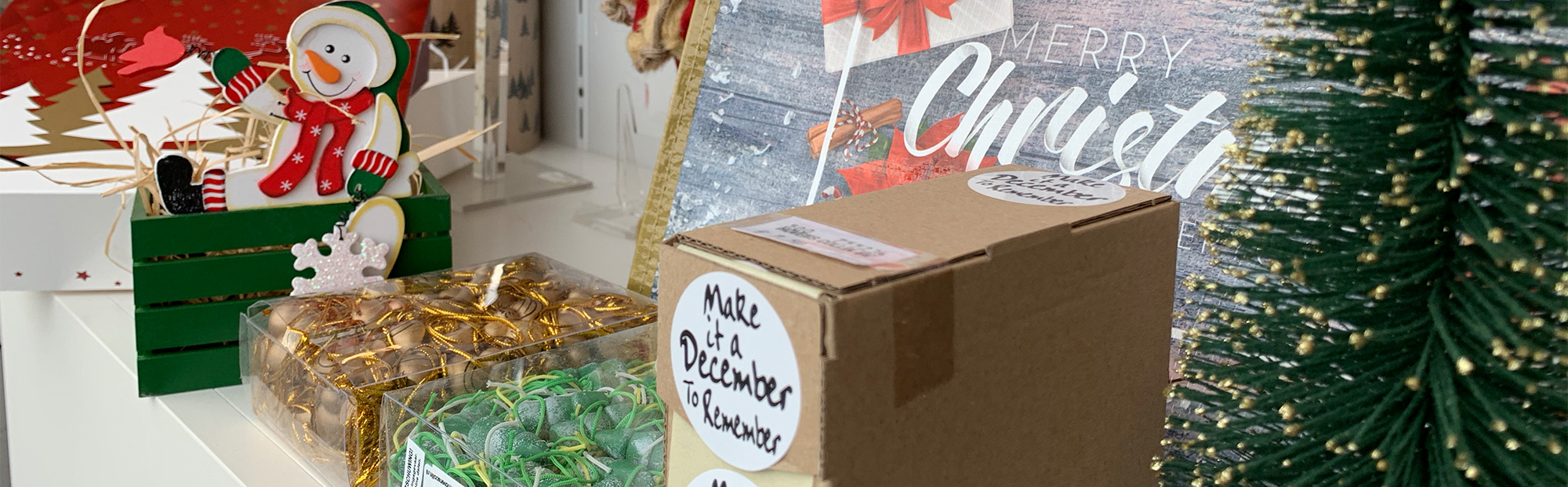 Cadeauverpakkingen voor kerstmis, draagtassen, etiketten en kerstversieringen